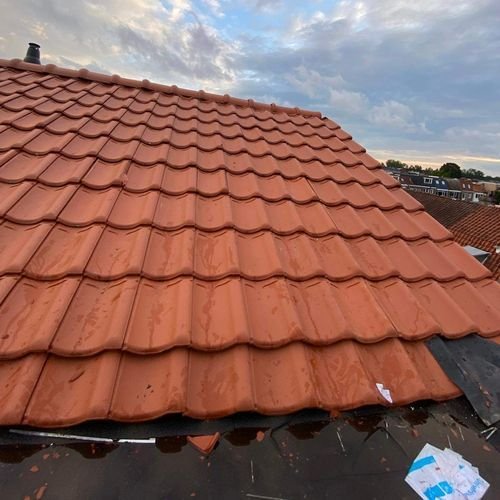 Mooie dakpannen geplaatst Dakdekker Naaldwijk inspectie van pannendak